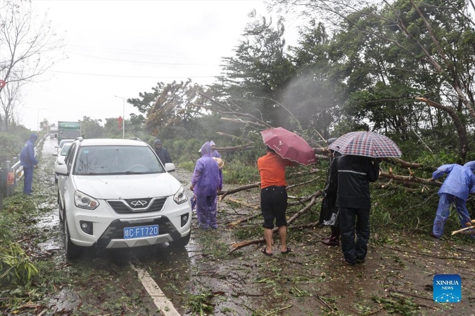 Chùm ảnh bão Kompasu đổ bộ Trung Quốc và Philippines