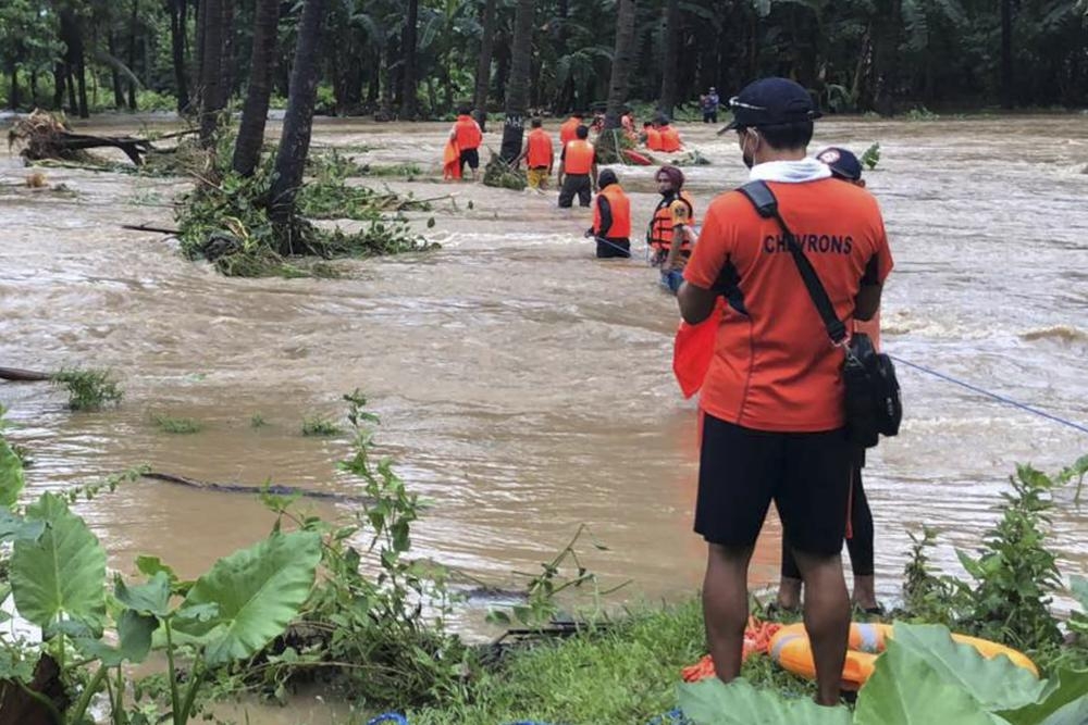 Bão Kompasu gây ngập lụt ở Philippines (Ảnh: AFP, AP, Reuters)