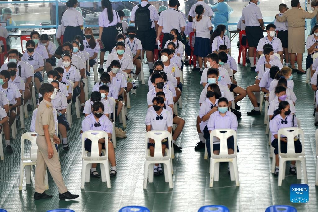 Học sinh tại Thái Lan tiêm văc-xin ngừa Covid-19 để chuẩn bị cho năm học mới (Ảnh: Xinhua)