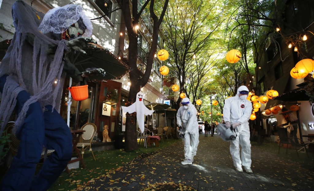 Sau dịp lễ trung thu, Hàn Quốc tiếp tục ra khuyến cáo người dân không tụ tập vào dịp Halloween. Ảnh: Yonhap.