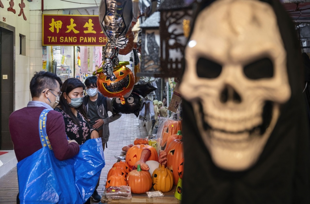 Khách hàng chọn lựa đồ trang trí Halloween tại Hong Kong ngày 25/10. Ảnh: Anadolu Agency.