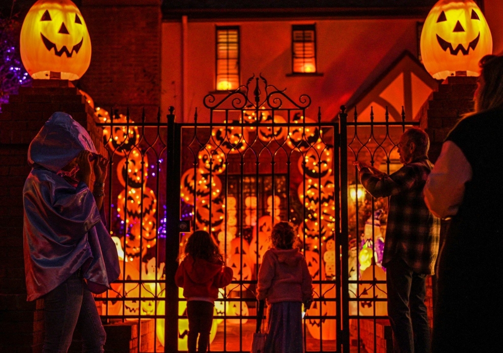 Một ngôi nhà được trang trí mừng Halloween ở Burbank, California. Ảnh: AFP