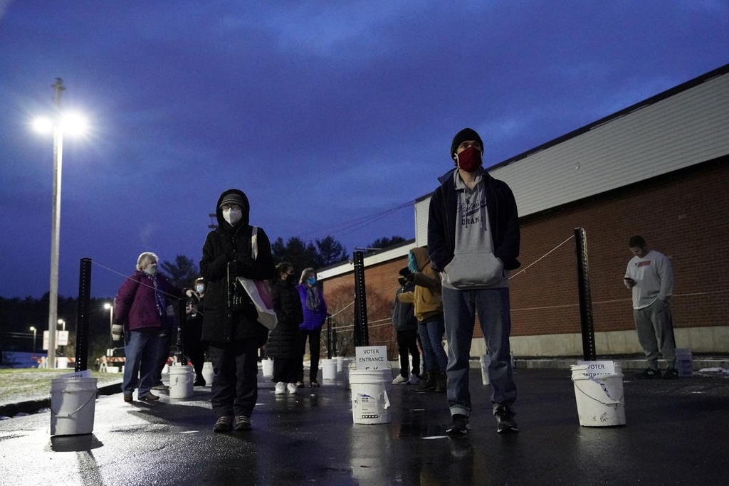 Khi trời còn chưa sáng, nhiều cử tri xếp hàng tại thị trấn Waterville, bang Maine sáng ngày 3/11 để chờ bỏ phiếu (Ảnh: Reuters)