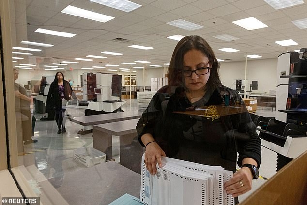 Nhân viên kiểm phiếu tại bang Arizona (Ảnh: Reuters)