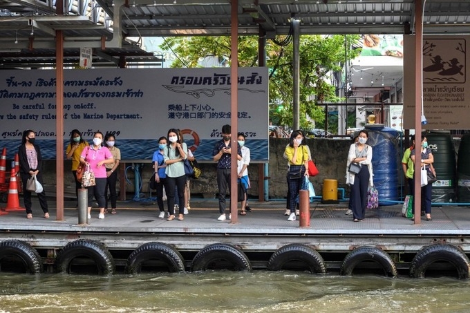 Người dân xếp hàng tại một bến tàu tại Bangkok (Ảnh: AFP)