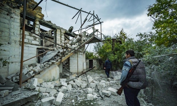 Một ngôi nhà bị phá hủy ở làng Martakert trong cuộc đụng độ ở Nagorno-Karabakh (Ảnh: Celestino Arce Lavin)