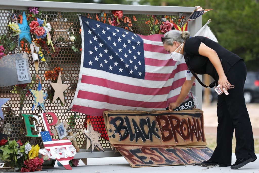 Đài tưởng niệm các nạn nhân của vụ xả súng hàng loạt năm 2019 ở El Paso, Texas (Ảnh: Getty)