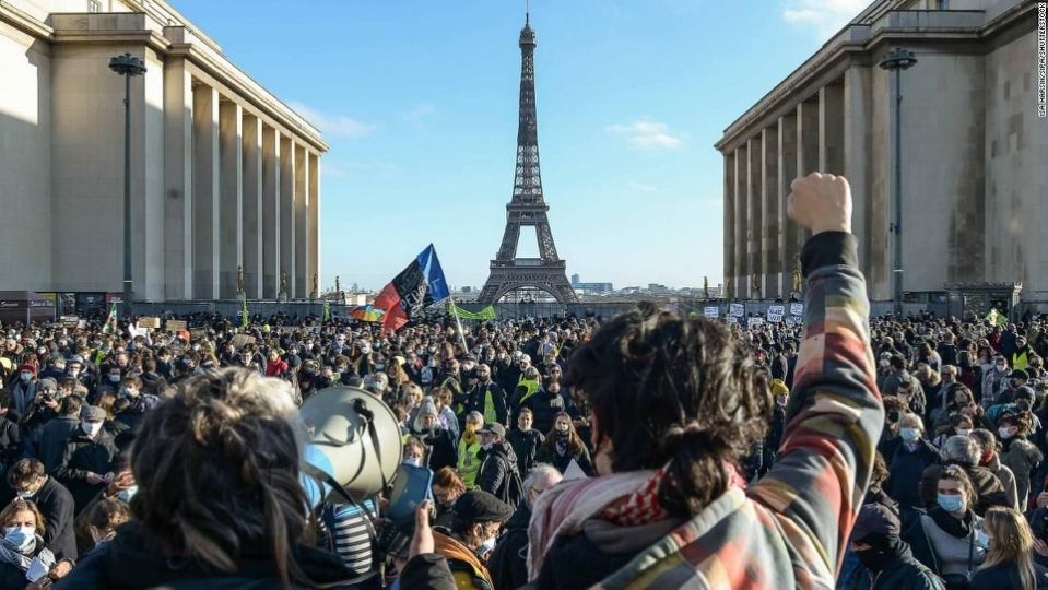 Người dân Paris phản đối dự luật an ninh gần Tháp Eiffel hôm thứ Hai (Ảnh: Isa Harsin)