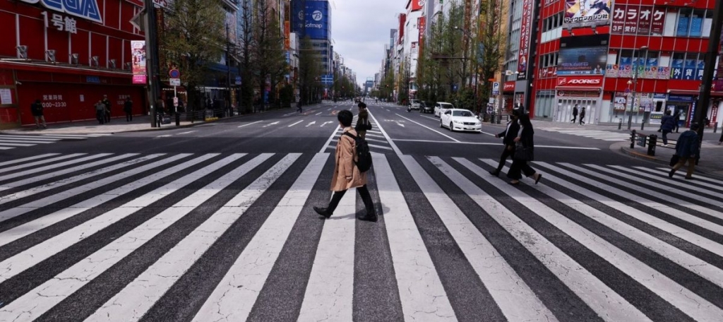 Đường phố tại Tokyo, Nhật Bản vắng vẻ khi thực hiện giãn cách xã hội hồi tháng 4 (Ảnh: AFP)