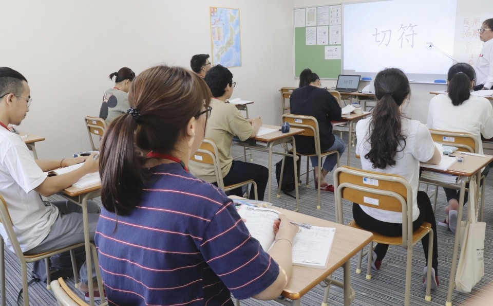 Học sinh Việt Nam tham gia lớp học tiếng Nhật tại Goto (Ảnh: Kyodo)