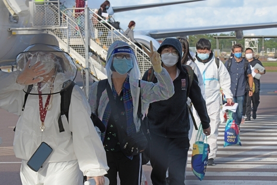 Nhóm sinh viên quốc tế đầu tiên quay trở lại Australia (Ảnh: Charles Darwin University)