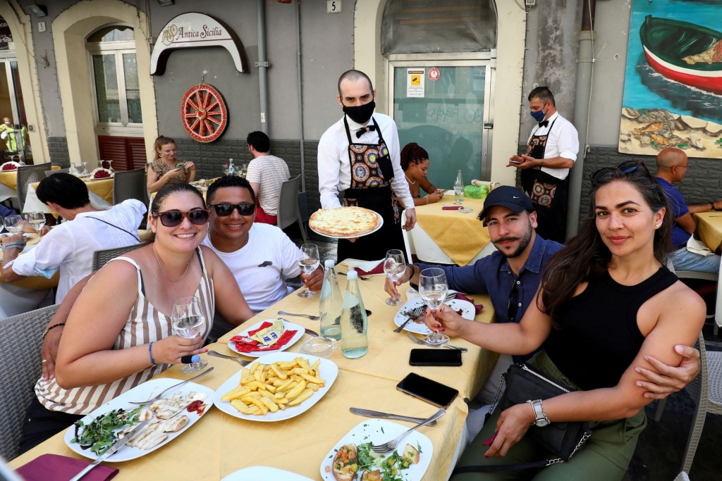 Thực khách dùng bữa tại một nhà hàng ở Catania, Italy ngày 30/8 9 (Ảnh: Reuters)