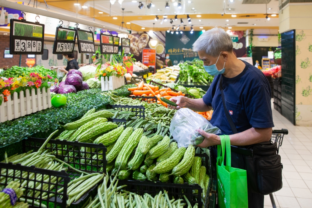 Một người đang chọn mua rau tại siêu thị ở Nam Kinh, tỉnh Giang Tô (Ảnh: China Daily)