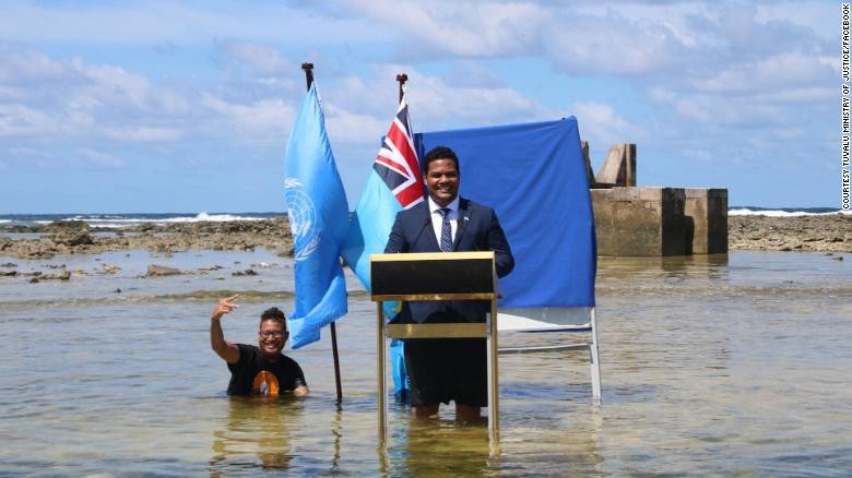 Bài phát biểu của ông Kofe đã được ghi hình trước và được quay tại Fongafale, hòn đảo lớn nhất trong chuỗi đảo thuộc thủ đô Funafuti của quốc gia này (Ảnh: CNN)