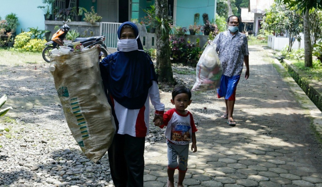 Cư dân làng Muntang mang rác thải để đổi lấy sách tại thư viện di động của Raden (Ảnh: Reuters)