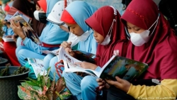 Độc đáo mô hình đổi rác lấy sách ở Indonesia