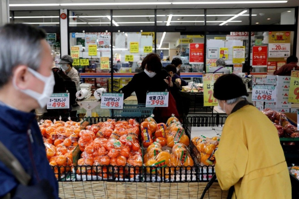 Người dân đi siêu thị tai Tokyo, Nhật Bản (Ảnh: Reuters)