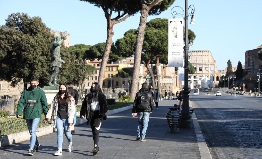 Người dân đeo khẩu trang tại Italy (Ảnh: Xinhua))