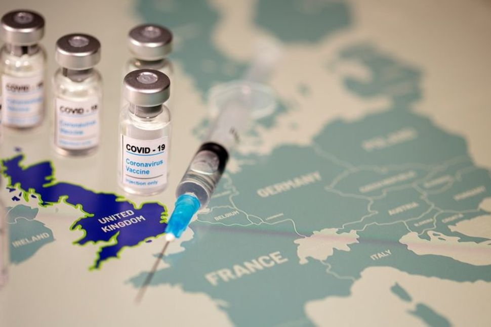 Interpol cảnh báo các nhóm tội phạm có tổ chức sẽ gây nhiễu loạn thị trường vắc-xin ngừa Covid-19 (Ảnh: Reuters)