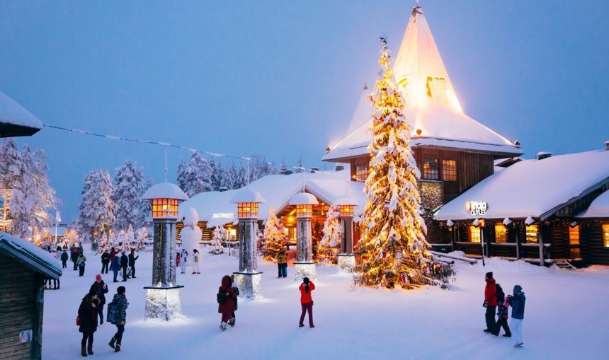 Làng Rovaniemi ở Phần Lan được xem là quê hương của ông già Noel hàng năm chào đón lượng lớn khách du lịch quốc tế đến để trải nghiệm thế giới của băng tuyết và những chuyến du ngoạn trên xe tuần lộc  (Ảnh: Travelove Blog)