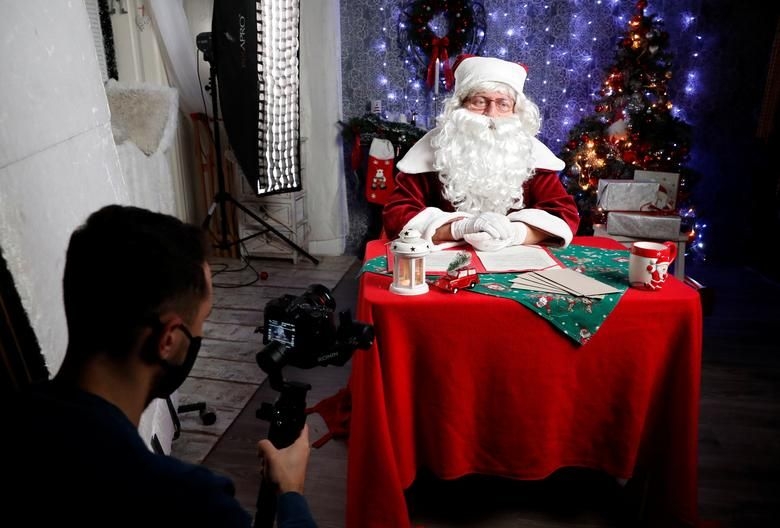 Lo ngại dịch Covid-19 bùng phát, các ông già Noel tại Budapest, Hungary đã chuyển sang tương tác với trẻ em thông qua các cuộc trò chuyện trực tuyến (Ảnh: Reuters) Lo ngại dịch Covid-19 bùng phát, các ông già Noel tại Budapest, Hungary đã chuyển sang tương tác với trẻ em thông qua các cuộc trò chuyện trực tuyến (Ảnh: Reuters)