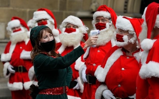 Các ông già Noel cũng được kiểm tra thân nhiệt khi tham gia khóa đào tạo tại Nhà thờ Southwork, London, Anh(Ảnh: AP) Các ông già Noel cũng được kiểm tra thân nhiệt khi tham gia khóa đào tạo tại Nhà thờ Southwork, London, Anh(Ảnh: AP)