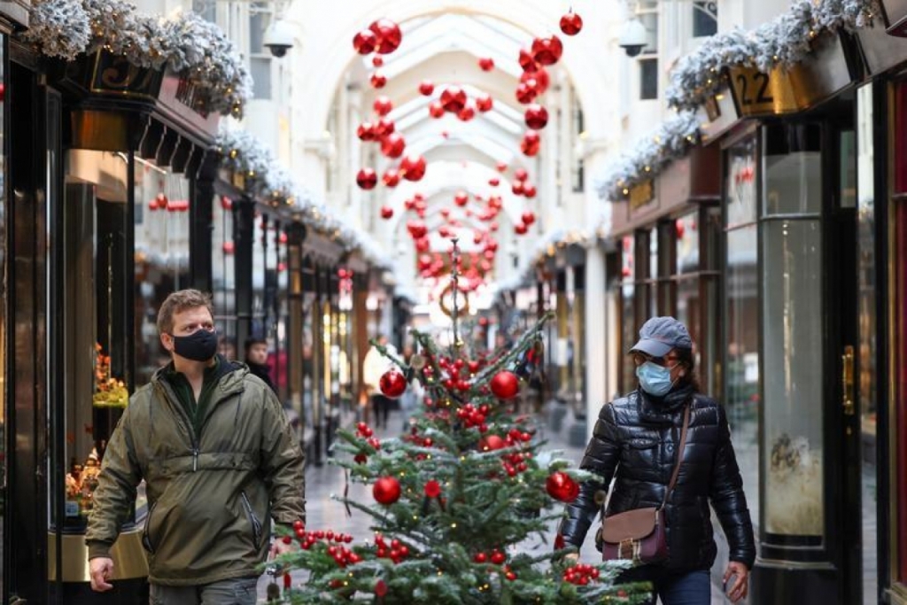 Không khí Giáng sinh tại trung tâm thương mại Burlington Arcade tại London, Anh (Ảnh: Reuters)