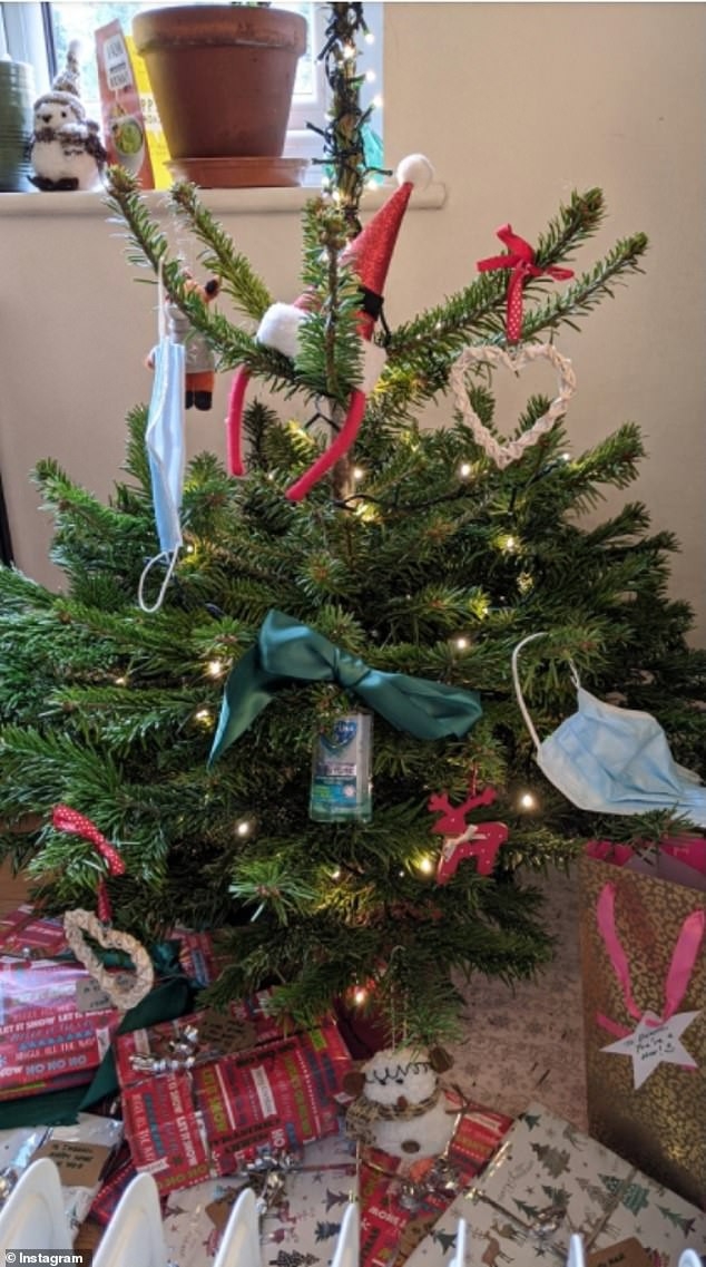 Cây thông Noel của một gia đình ở Ashford (Anh) được điểm xuyết bằng khẩu trang và nước sát khuẩn tay (Ảnh: Instagram) Cây thông Noel của một gia đình ở Ashford (Anh) được điểm xuyết bằng khẩu trang và nước sát khuẩn tay (Ảnh: Instagram)