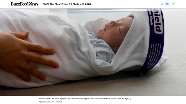 Bức ảnh em bé Việt Nam đeo tấm che mặt là một trong những ảnh ấn tượng 2020 (Ảnh: Reuters)