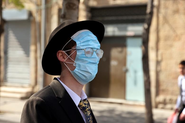 Một người đàn ông dùng 3 khẩu trang che kín mặt tại Jerusalem ngày 28/2