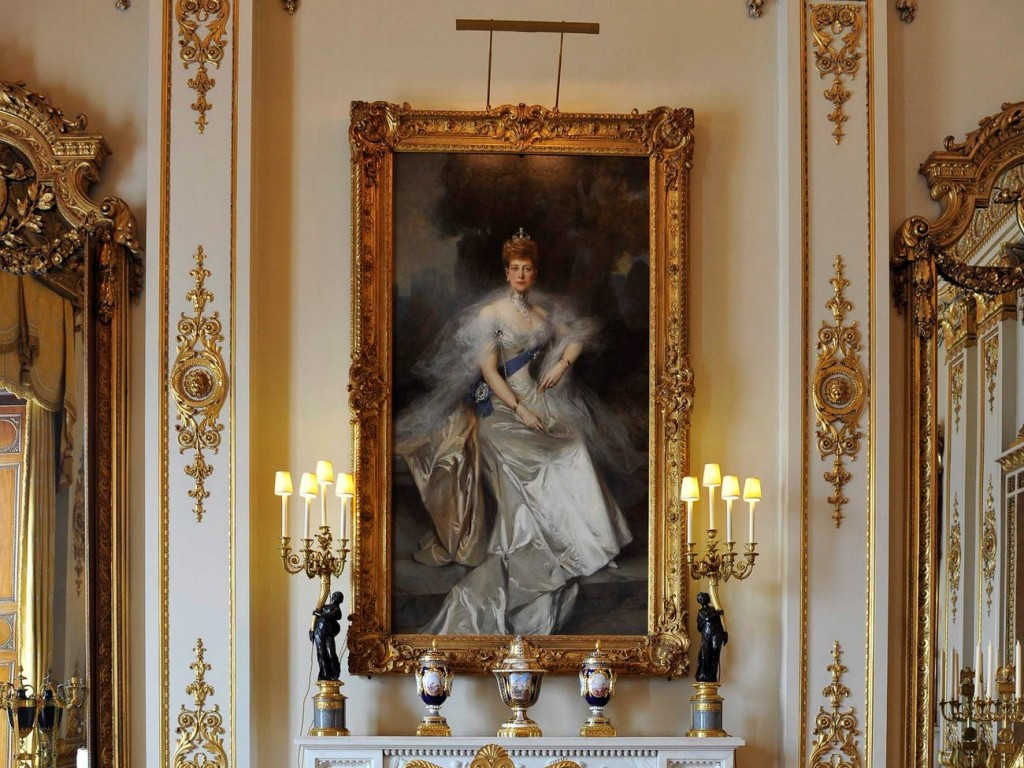 Bức tranh Nữ hoàng Alexandra trong phòng White Drawing Room, Cung điện Buckingham (Ảnh: Reuters)