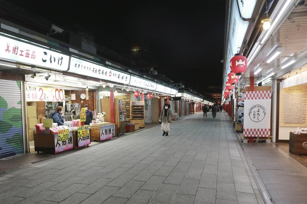 Quang cảnh vắng vẻ tại đền Sensoji (ngôi đền cổ nhất và linh thiêng nhất ở Tokyo, vốn rất thu hút khách tham quan) (Ảnh: AP)