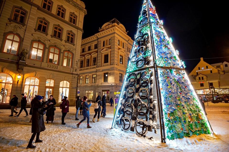 Cây thông Noel làm từ rác thải ở thủ đô Riga, Latvia (Ảnh: Getty)