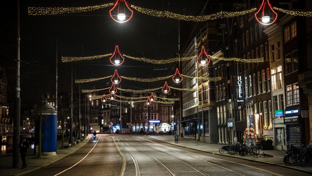 đường phố Amsterdam, Hà Lan trang trí Giáng sinh lộng lẫy nhưng không một bóng người. Thủ tướng Hà Lan Mark Rutte ngày 18/12 thông báo sẽ phong tỏa đất nước trong dịp nghỉ lễ Giáng sinh nhằm ngăn biến chủng Omicron lây lan (Ảnh: AFP)