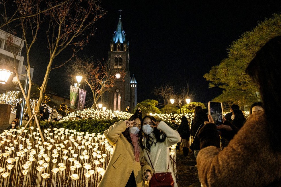 Người dân Seoul, Hàn Quốc chụp ảnh Giáng sinh (Ảnh: AFP)