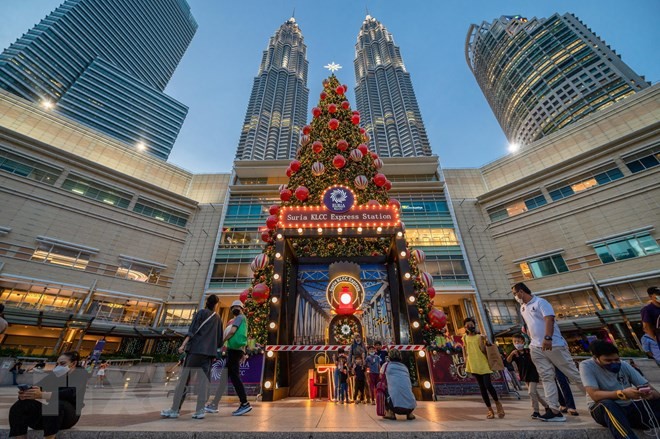 Người dân chụp hình bên cây thông Noel tại Kuala Lumpur, Malaysia (Ảnh: THX)