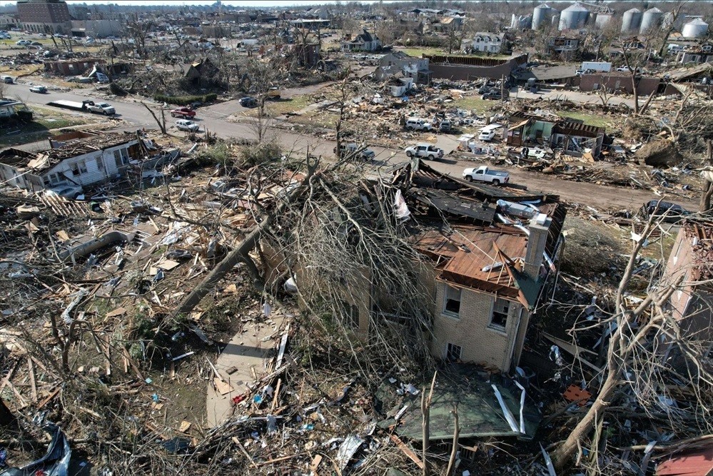  Hàng chục cơn lốc xoáy càn quét nước Mỹ chỉ trong một đêm, khiến hàng chục người mất tích và nhiều tòa nhà đổ sập (Ảnh: AFP)