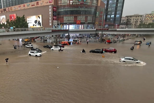 Các phương tiện bị mắc kẹt sau trận mưa lớn như trút nước ở thành phố Trịnh Châu, Trung Quốc (Ảnh: AP)