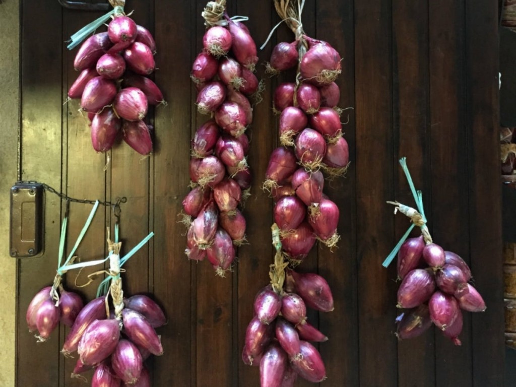 Hành được treo ngoài cửa ở Hy Lạp dịp năm mới (Ảnh: Shutterstock)