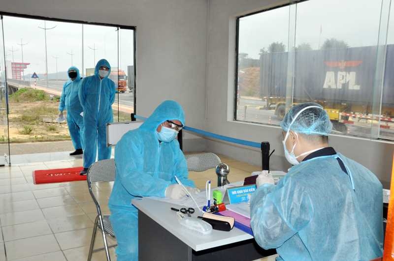 Kiểm tra y tế phòng chống dịch đối với các lái xe tại cầu Bắc Luân II, TP Móng Cái