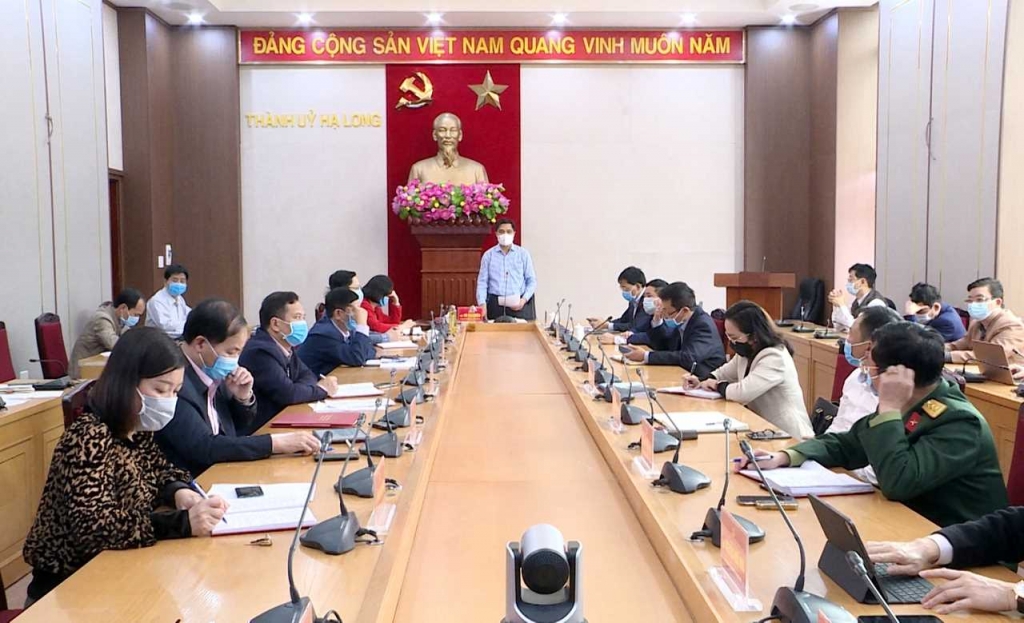 Đồng chí Vũ Văn Diện, Bí thư Thành uỷ Hạ Long, Trưởng Ban Chỉ đạo Phòng, chống dịch Covid-19 thành phố, phát biểu chỉ đạo tại cuộc họp.