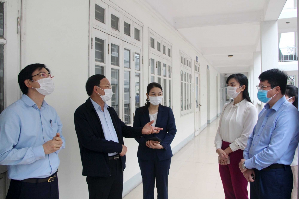 Đồng chí Bí thư Tỉnh ủy trao đổi với các ngành và Ban Giám hiệu Trường THPT Chuyên Hạ Long.