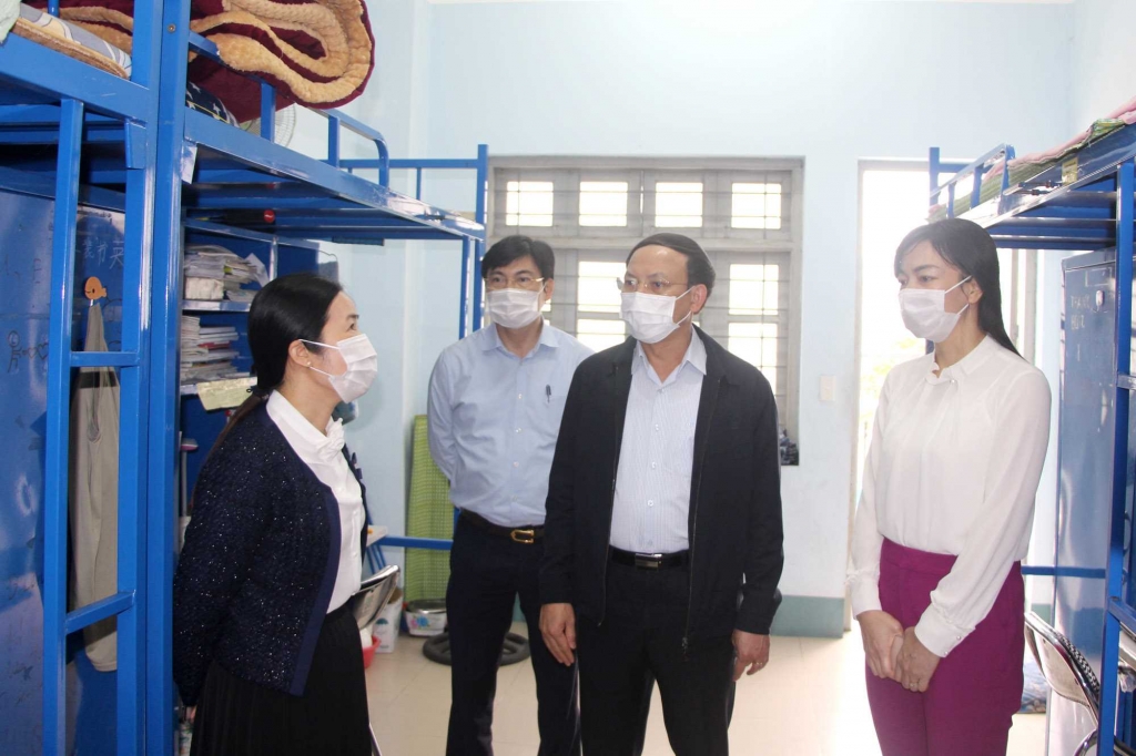 Đồng chí Bí thư Tỉnh ủy kiểm tra các phòng kí túc xá của Trường THPT Chuyên Hạ Long.