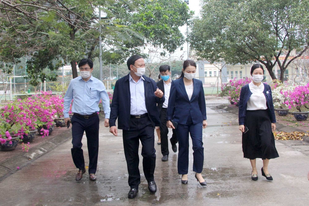 Đồng chí Nguyễn Xuân Ký, Bí thư Tỉnh ủy, Chủ tịch HĐND tỉnh, kiểm tra tại Trường THPT Chuyên Hạ Long.