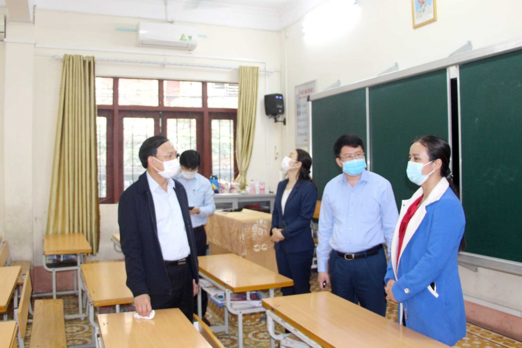 Đồng chí Bí thư Tỉnh ủy kiểm tra việc đảm bảo môi trường an toàn trước khi đón học sinh trở lại trường tại Trường Tiểu học Hữu Nghị.