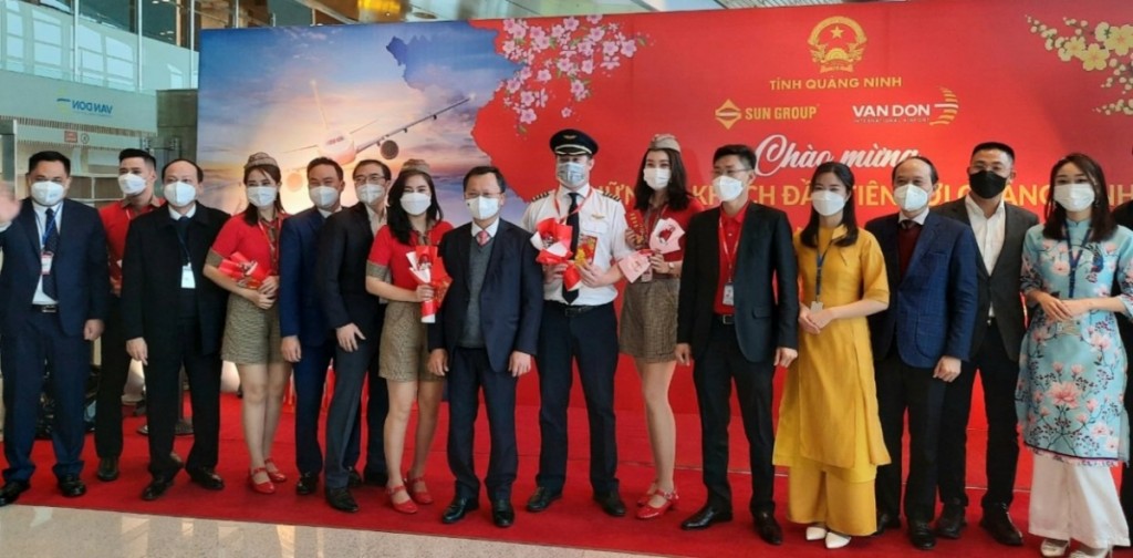 Ông Cao Tường Huy, Phó Chủ tịch Thường trực UBND tỉnh Quảng Ninh, tặng hoa chúc mừng những vị khách đầu tiên (Ảnh: Cổng TTĐT Quảng Ninh)