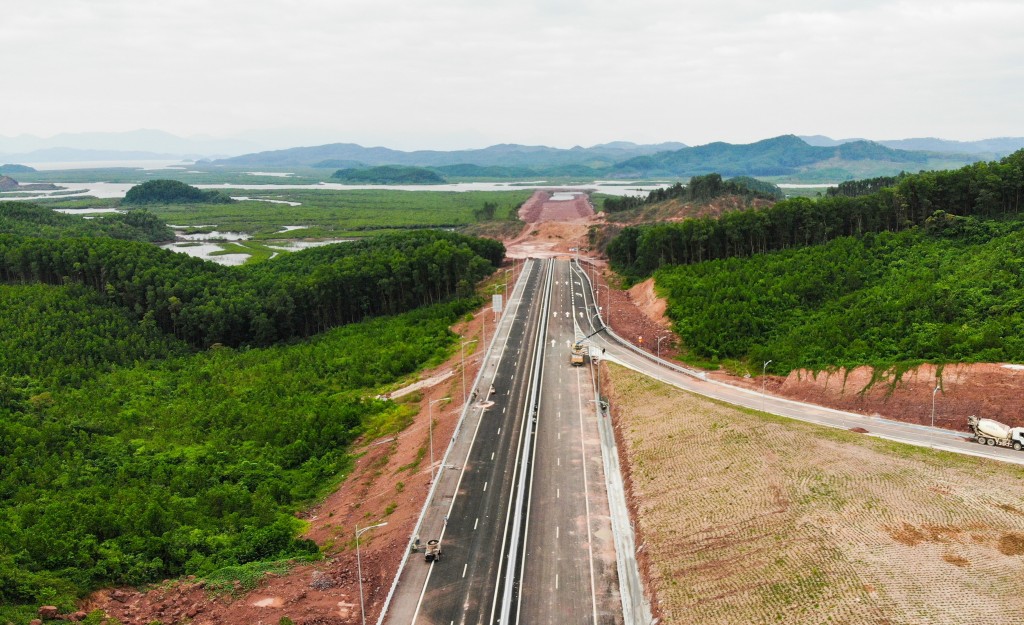 Đẩy nhanh quá trình thi công cao tốc Vân Đồn - Móng Cái, dự kiến hoàn thành vào tháng 4/2022.