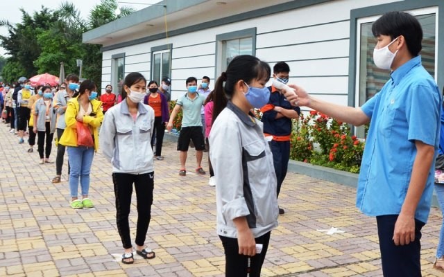 Số ca nhiễm mới tại Quảng Ninh tăng mạnh sau dịp tết Nguyên đán khi người lạo động, học sinh, ngành dịch vụ du lịch được hoạt động trở lại...