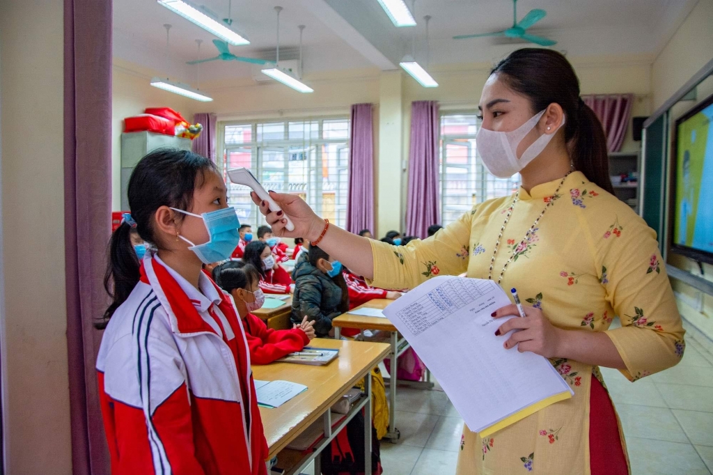 Học sinh Quảng Ninh phấn khởi ngày đầu đến lớp sau kỳ nghỉ dài. 100% cơ sở giáo dục trên địa bàn tỉnh thực hiện cài đặt ứng dụng “An toàn Covid-19”; đảm bảo đầy đủ vật tư, trang thiết bị y tế cần thiết hỗ trợ phòng, chống dịch. Theo báo cáo của Sở GD&ĐT Q