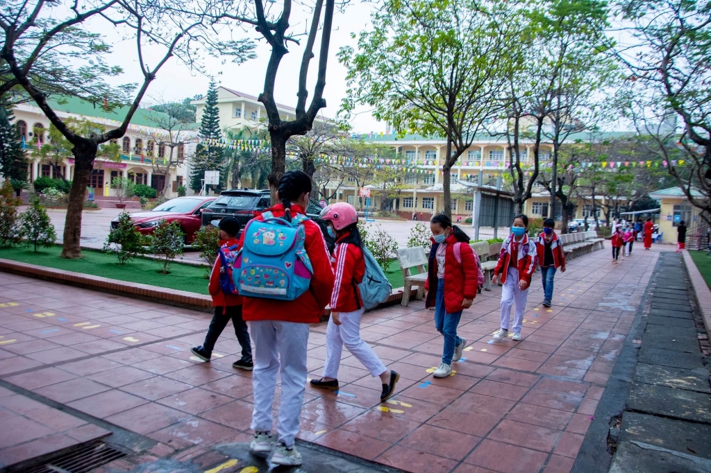 Để đón học sinh đi học trở lại, trường tiểu học Trần Hưng Đạo đã kẻ vạch phận làn để hướng dẫn học sinh vào lớp, tránh tụ tập ngoài sân. 